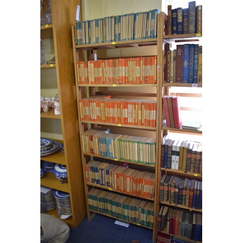 165 - PENGUIN PAPERBACKS: a large collection of approx 400+ vintage Penguin paperbacks, generally in ... 