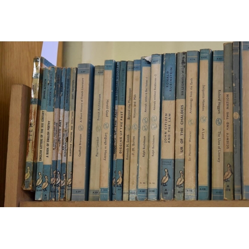 165 - PENGUIN PAPERBACKS: a large collection of approx 400+ vintage Penguin paperbacks, generally in ... 