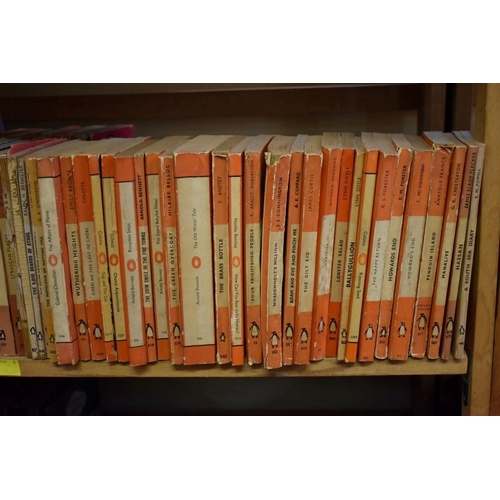 165 - PENGUIN PAPERBACKS: a large collection of approx 400+ vintage Penguin paperbacks, generally in ... 