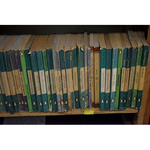 165 - PENGUIN PAPERBACKS: a large collection of approx 400+ vintage Penguin paperbacks, generally in ... 