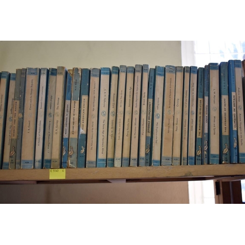 165 - PENGUIN PAPERBACKS: a large collection of approx 400+ vintage Penguin paperbacks, generally in ... 