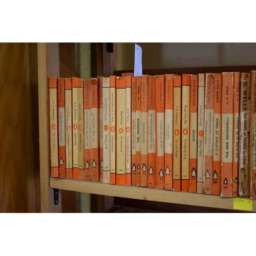 165 - PENGUIN PAPERBACKS: a large collection of approx 400+ vintage Penguin paperbacks, generally in ... 