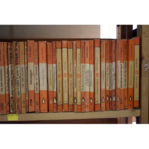 165 - PENGUIN PAPERBACKS: a large collection of approx 400+ vintage Penguin paperbacks, generally in ... 