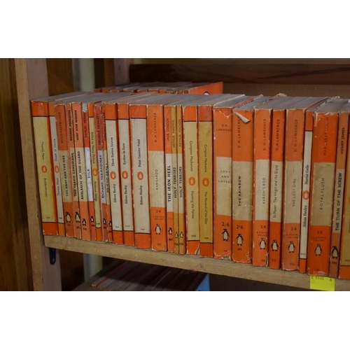 165 - PENGUIN PAPERBACKS: a large collection of approx 400+ vintage Penguin paperbacks, generally in ... 