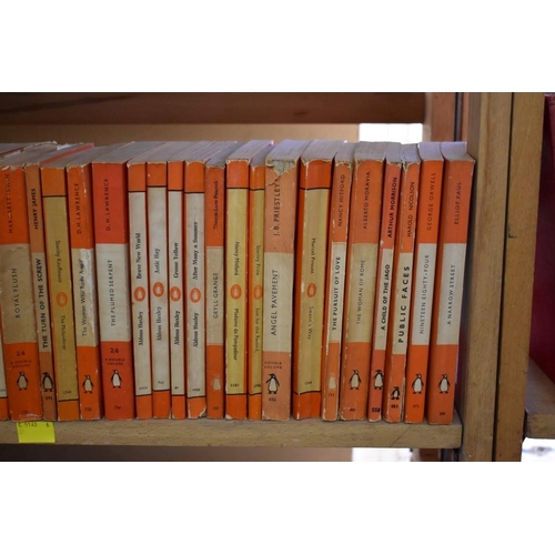 165 - PENGUIN PAPERBACKS: a large collection of approx 400+ vintage Penguin paperbacks, generally in ... 