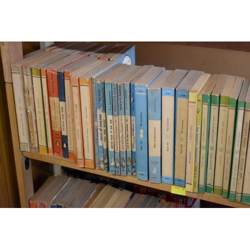 165 - PENGUIN PAPERBACKS: a large collection of approx 400+ vintage Penguin paperbacks, generally in ... 