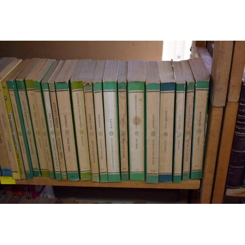 165 - PENGUIN PAPERBACKS: a large collection of approx 400+ vintage Penguin paperbacks, generally in ... 