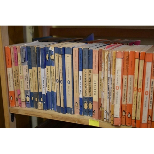 165 - PENGUIN PAPERBACKS: a large collection of approx 400+ vintage Penguin paperbacks, generally in ... 