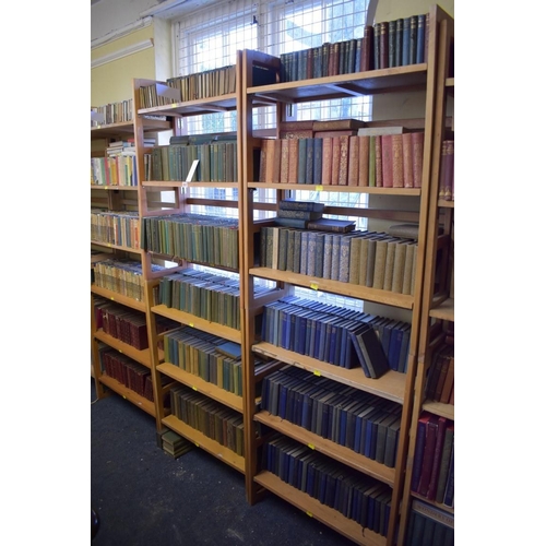 207 - OXFORD WORLDS CLASSICS: a very large collection of over 1500 volumes over 28 shelves, mixed ser... 