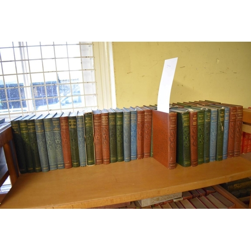 207 - OXFORD WORLDS CLASSICS: a very large collection of over 1500 volumes over 28 shelves, mixed ser... 