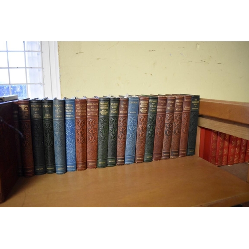 207 - OXFORD WORLDS CLASSICS: a very large collection of over 1500 volumes over 28 shelves, mixed ser... 