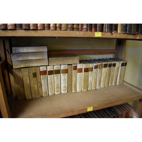 207 - OXFORD WORLDS CLASSICS: a very large collection of over 1500 volumes over 28 shelves, mixed ser... 