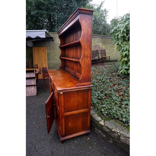 1040 - A reproduction oak dresser having rack back, 157cm wide x 52cm deep x 186cm high.Payment must be mad... 