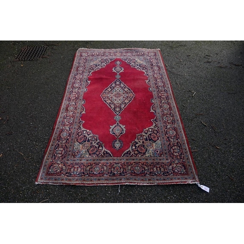 1074 - A Persian style rug, having central floral medallion with floral borders, 210 x 133cm.... 