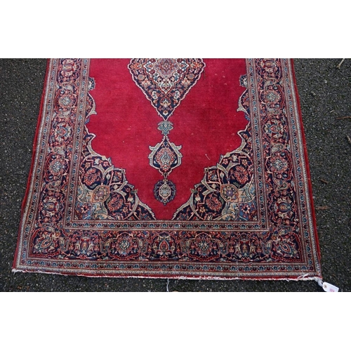 1074 - A Persian style rug, having central floral medallion with floral borders, 210 x 133cm.... 