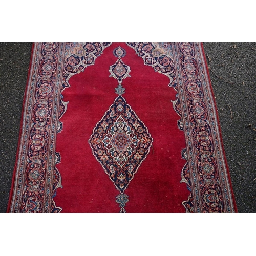 1074 - A Persian style rug, having central floral medallion with floral borders, 210 x 133cm.... 