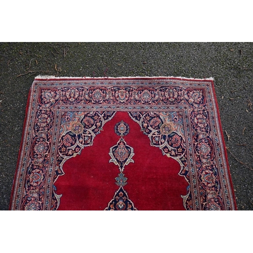 1074 - A Persian style rug, having central floral medallion with floral borders, 210 x 133cm.... 