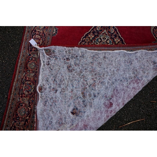 1074 - A Persian style rug, having central floral medallion with floral borders, 210 x 133cm.... 