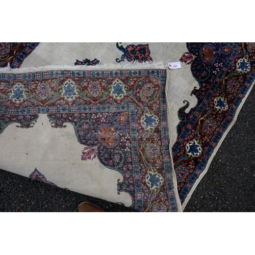 1085 - A Persian rug, having central floral medallion, with floral borders, 190 x 125cm.