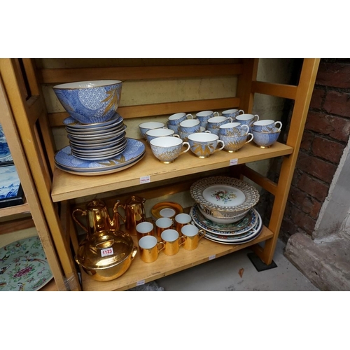 1123 - A mixed group of 19th century and later pottery and porcelain, to include: a Victorian Royal Worcest... 