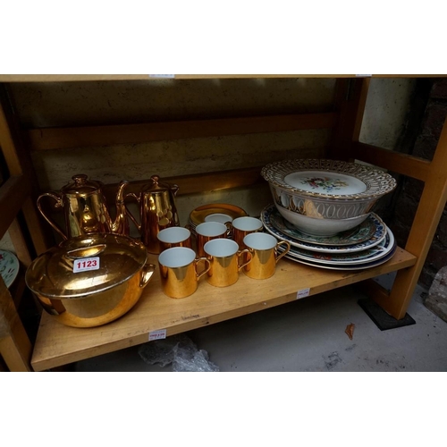 1123 - A mixed group of 19th century and later pottery and porcelain, to include: a Victorian Royal Worcest... 