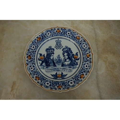 1123 - A mixed group of 19th century and later pottery and porcelain, to include: a Victorian Royal Worcest... 