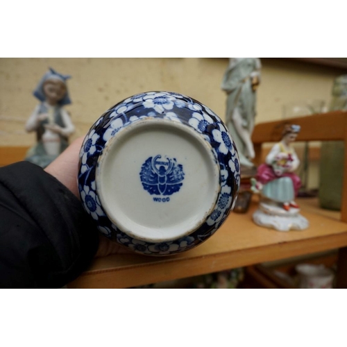 1128 - A small group of pottery and porcelain, to include: a Lladro figure, 21cm high, (chip to little fing... 