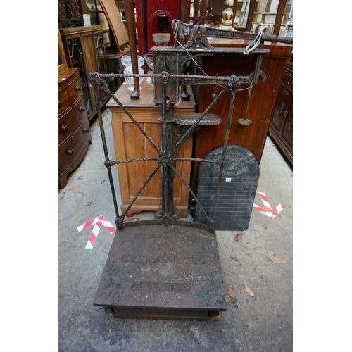 1170 - A set of cast iron 'W & T Avery Ltd' 3 cwt scales. 