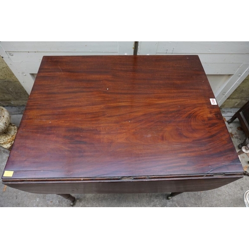 1200 - A Regency mahogany Pembroke table, 61cm wide when closed. 