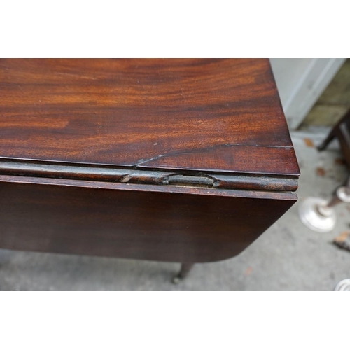 1200 - A Regency mahogany Pembroke table, 61cm wide when closed. 