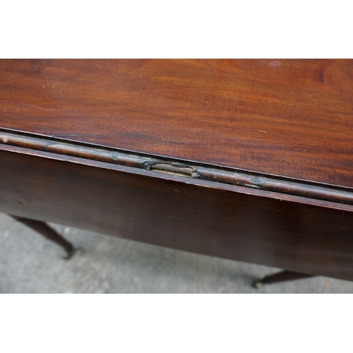 1200 - A Regency mahogany Pembroke table, 61cm wide when closed. 