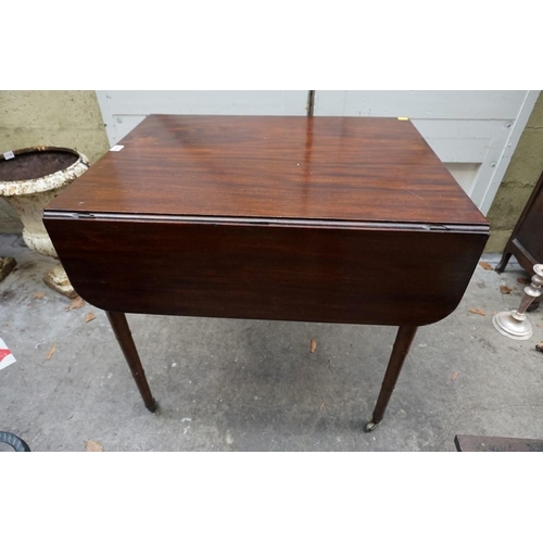 1200 - A Regency mahogany Pembroke table, 61cm wide when closed. 