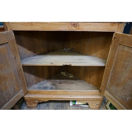 1292 - A 19th century pine standing corner display cabinet, 101.5cm wide. 