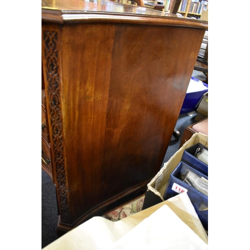 1458 - A good George III figured mahogany serpentine fronted chest of drawers, the frieze drawer with a bru... 