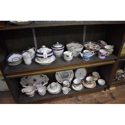 1559 - A collection of late 18th/early 19th century porcelain teawares, to include: Worcester and Barr, Fli... 