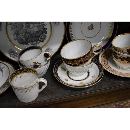 1559 - A collection of late 18th/early 19th century porcelain teawares, to include: Worcester and Barr, Fli... 