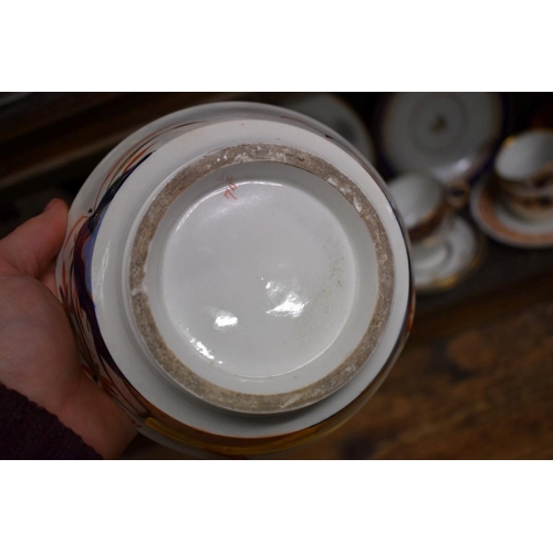 1559 - A collection of late 18th/early 19th century porcelain teawares, to include: Worcester and Barr, Fli... 