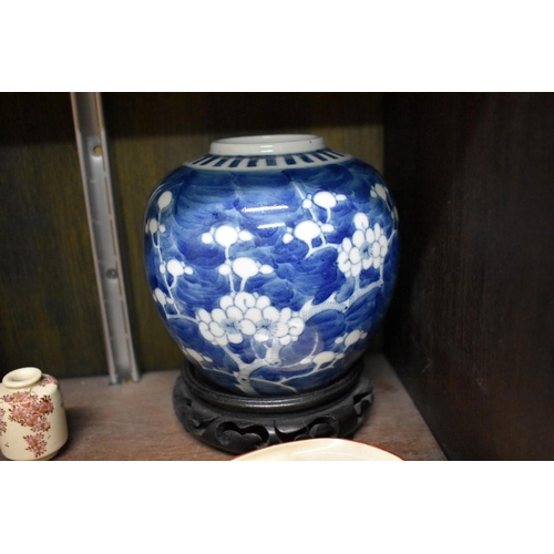 1566 - A mixed group of Chinese and Japanese ceramics and similar.