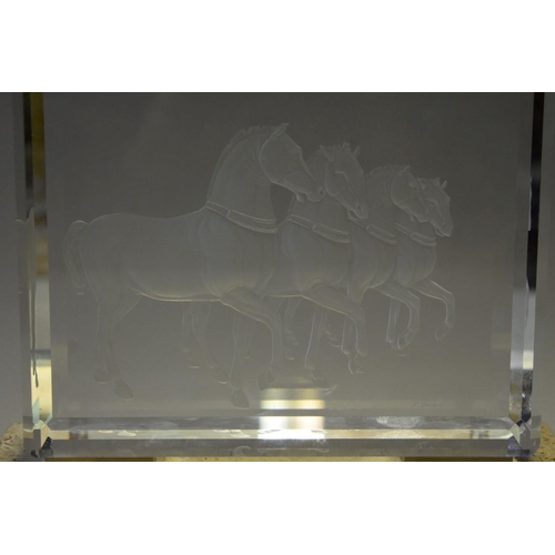 1629 - An engraved glass plaque, depicting four horses, indistinctly signed, on marble and wood base, 28.5c... 