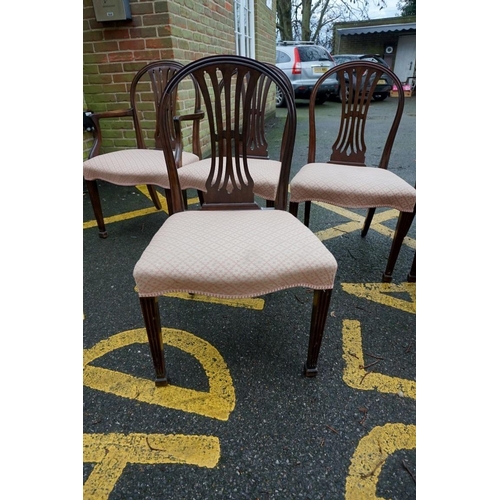 1633 - A set of eight antique Hepplewhite style mahogany dining chairs, to include a pair of elbow chairs, ... 