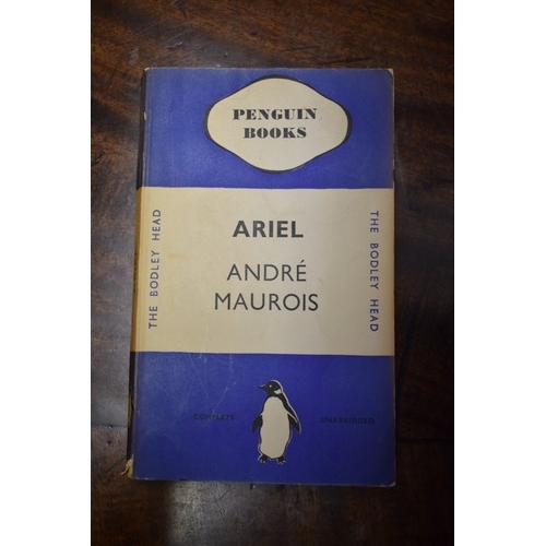 165 - PENGUIN PAPERBACKS: a large collection of approx 400+ vintage Penguin paperbacks, generally in ... 