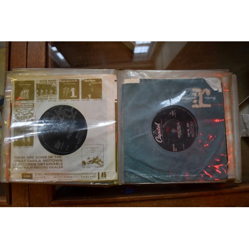 1231 - Vinyl Records: an interesting collection, comprising: seventy 33rmp albums and twelve 45rpm singles,... 