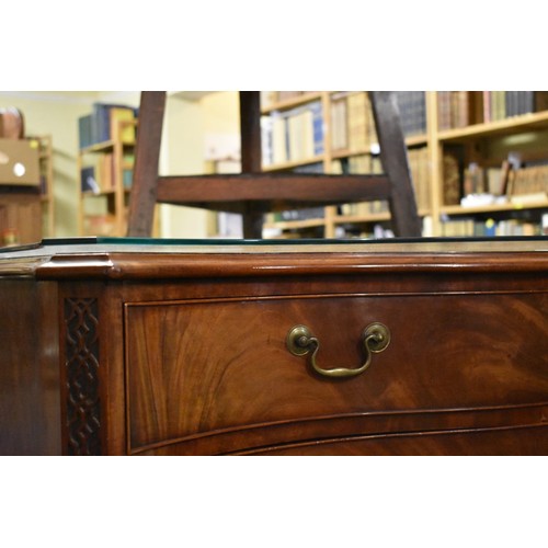 1458 - A good George III figured mahogany serpentine fronted chest of drawers, the frieze drawer with a bru... 