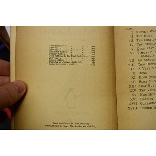 165 - PENGUIN PAPERBACKS: a large collection of approx 400+ vintage Penguin paperbacks, generally in ... 