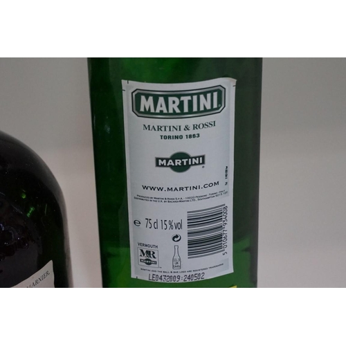 102 - A 70cl bottle of Grand Marnier liqueur; together with a 75cl bottle of Martini extra dry; and a 1 li... 