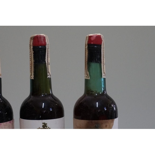 70 - Three half bottles of Tres Cortados sherry, Antonio de la Riva, 1940s bottling. (3)