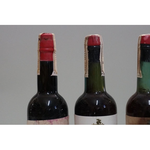 70 - Three half bottles of Tres Cortados sherry, Antonio de la Riva, 1940s bottling. (3)