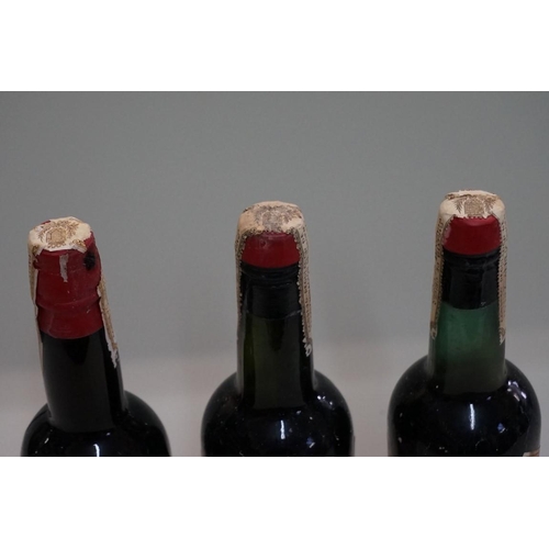 70 - Three half bottles of Tres Cortados sherry, Antonio de la Riva, 1940s bottling. (3)