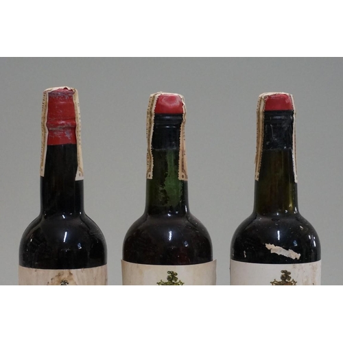 71 - Three half bottles of Tres Cortados sherry, Antonio de la Riva, 1940s bottling. (3)