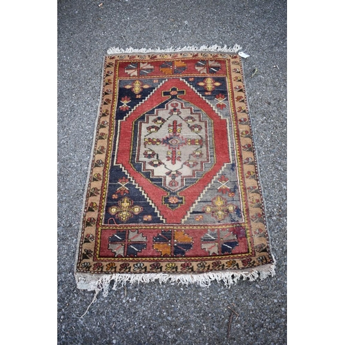 1091a - A Persian rug, having a central medallion with floral borders, 125cm x 78cm.